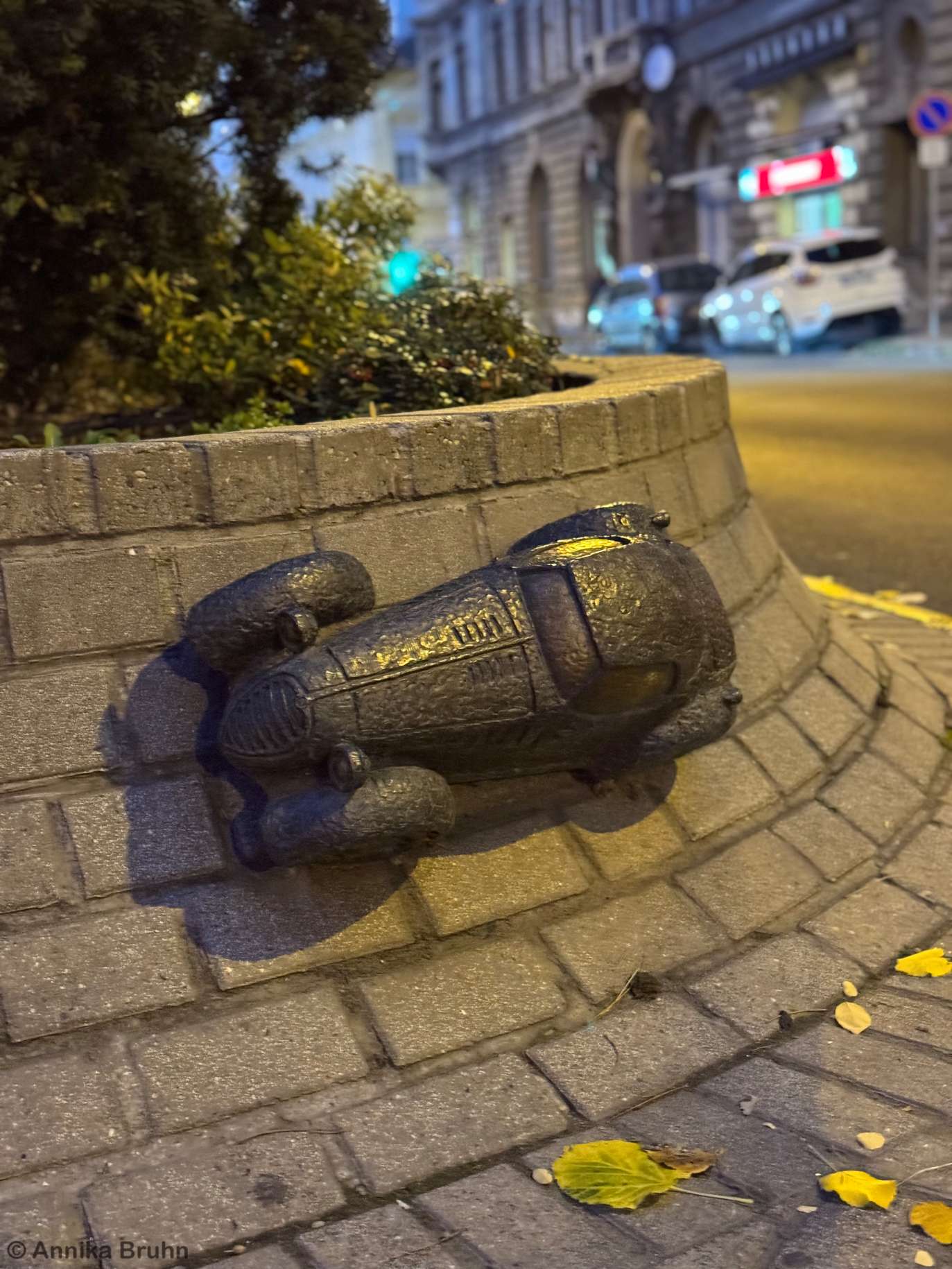 A tizennégy karátos autó